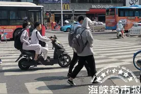 高温之下，市民花样防晒！冰袖、防晒口罩成“新宠”图片