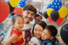 何洁一家五口罕同框，刁磊抱女儿眼神宠溺，一家人集体出游超温馨图片