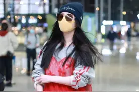 范冰冰疑穿“孕妇装”出街，灰色卫衣罩上红色纱裙，身材显臃肿图片