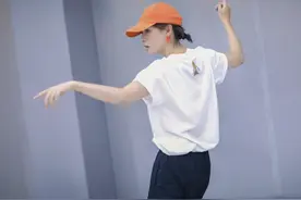 孙俪称跳舞是最好的解压方式，白色宽松T恤配橙色帽子，亮丽抢眼图片