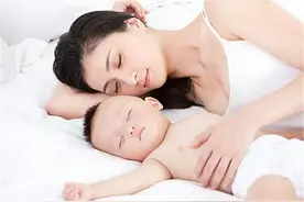 生完老二后谁陪老大睡？三种方案对孩子影响不同，你会如何安排图片