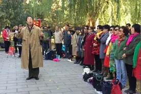 50岁大姐公园深情演唱《珊瑚颂》，红色经典，传唱不衰！视频封面