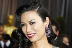 51岁邓文迪颜值超过女儿，火辣身材引争议，天然照片免修饰图片