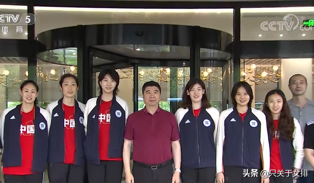 女排合影暴露真实身高，袁心玥最少2米03，杨昊：龚翔宇超过1米9