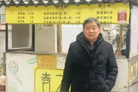 父亲曾是副厅级干部，男子下岗后却卖起鸡蛋饼，如今小摊成网红图片
