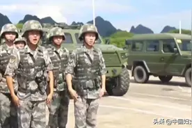 “00后”女兵高原开装甲车！车技够猛图片