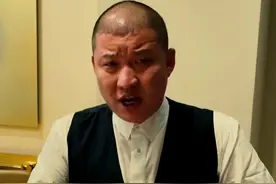 网红聚餐遭遇社会人，散打哥被围殴倒地，二驴带人赶到砰砰两酒瓶图片