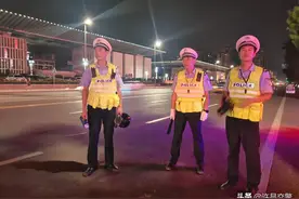 许昌交警联合许昌交通广播FM92.6开展“夜查”行动图片