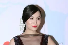 宋佳疯了吧？穿“液体裙”秀身材够性感，还在胸前挖三角区太撩人图片