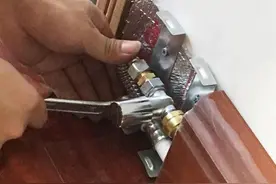 很多人家里都不安地暖了，改用踢脚暖，比地暖安装简单，升温还快图片