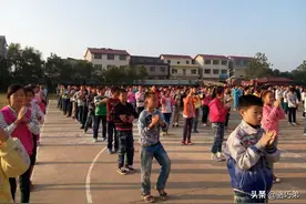 师生共舞《小苹果》（2014年）图片