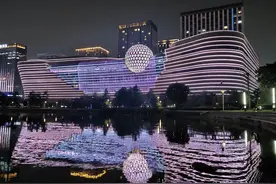 倒影中大厦独特的美图片