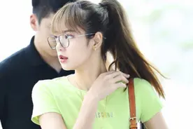 Lisa为证明自己是“腰精”，直接穿上儿童上衣，这效果绝了图片