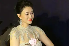 44岁李小冉秀雪肌不遮掩，身旁男伴不敢看，曾拍内衣广告很有料图片