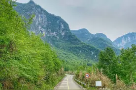 自驾川西北未开发的道教仙山，山势奇险，道观在山洞里路在悬崖边图片