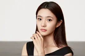 刘浩存资源太好惹争议，出道1年就拿下顶奢代言，还获张艺谋力捧图片