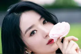 赵丽颖活动造型高清照，粉色长纱抹胸长裙手拿鲜花，梦幻仙女好美图片