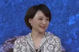 董卿在厦门大学演讲，自嘲说得比唱得好听，这就是知性女人之美图片