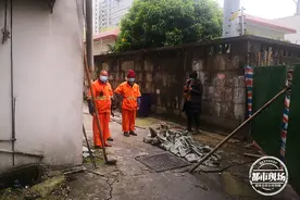 环卫工人清理下水道，发现30厘米长奇怪大鱼，还惊动了民警图片