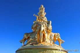 峨眉山秀绝天下，金顶使人豁然开朗，舍身崖却为何有人跳下图片