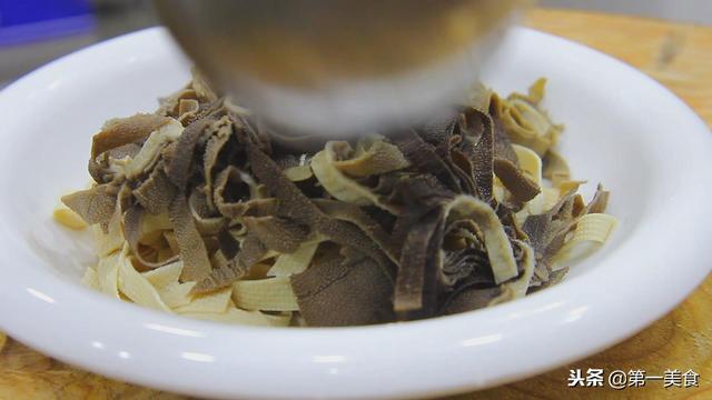 牛肚需要这些配菜，才能有效的去腥入味，增筋保鲜，厨师长的经验
