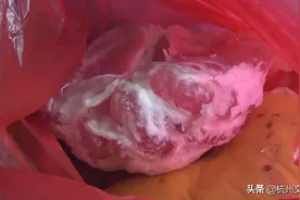 杭州一大叔被困电梯，却淡定地吃起了柚子图片