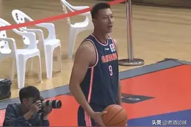 广东男篮低级失误！易建联罕见气到跺脚，大吼徐杰，后者不敢回应图片