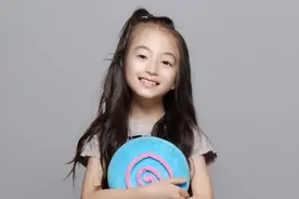 慈善义工汤笑嫣倾情演唱《心中的红领巾》图片