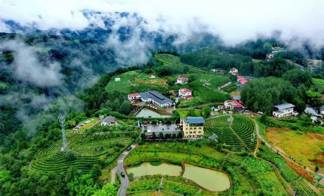 航拍旺苍美丽乡镇，云雾笼罩像是披上了一层轻纱，似仙女下凡