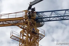 30米高空成功索降！合肥一工地塔吊发生事故 消防员救出伤者图片