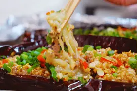 蒜蓉烤茄子不用买，自己在家就能做，料足味美，比大排档的更好吃视频封面