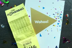 女子买彩票中1亿太激动，把彩票压枕头底下依然睡不着图片