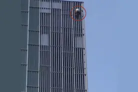 法国网红未栓安全绳用一小时赤脚爬上31楼，曾登顶埃菲尔铁塔图片