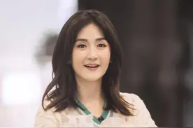 谢娜学院风披散长发似温柔学姐，易烊千玺着红色卫衣少年气足图片