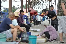 65岁“五毒”大爷嗜烟酒如命，人称捕鱼高手，看咋回事图片