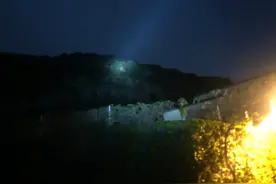 普陀山一游客被困悬崖边缘 消防夜间攀崖营救图片