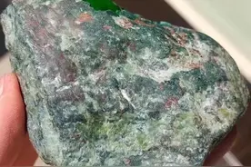 皮色混杂的翡翠原石，竟擦出满色冰阳绿翡翠，这运气真是爆棚了！图片