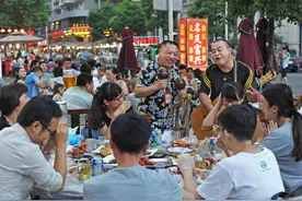 安徽老板开大排档，小龙虾免费吃，反倒年赚153万，赚钱套路简单图片