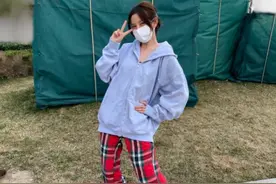 宋祖儿晒照，大红色宽松格子裤配上绿拖鞋，画风奇特太可爱图片