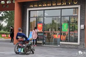 男子坐电动轮椅进公园遭拒，园方：可换乘免费手摇轮椅入园图片