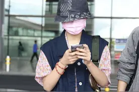 19岁张子枫真会穿，碎花衬衫配牛仔坎肩，配LV包包又潮又时髦图片