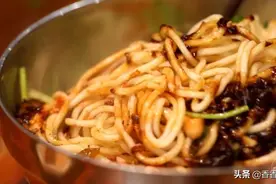 一碗面要十种小料配，难怪有吃货说吃起来巴适得很图片