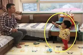 3岁女儿“教育”爸爸，网友调侃：女人果然都不好惹图片