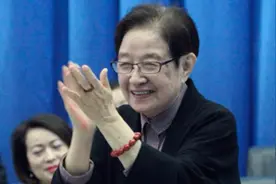 毛阿敏深情清唱《烛光里的妈妈》，台下谷建芬老师忍不住泪流！视频封面