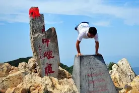 无腿歌手用双手登顶五岳，泰山山顶娶漂亮妻子，演讲中导师跪地图片