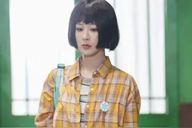 杨紫黄色格子衬衫出镜，齐眉刘海太飒，粉丝惊叹不已图片