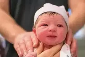 刚出生婴儿面带微笑，婆婆直接打了娃一巴掌，医生夸赞“打得好”图片