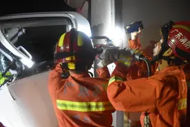 广东茂名：汕湛高速发生车祸 茂名消防成功救出1人图片