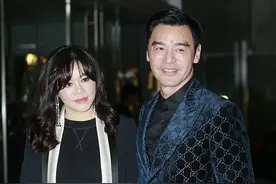 钟镇涛的“小娇妻”挺有韵味，穿黑色露背裙秀身材，看不出57岁了图片