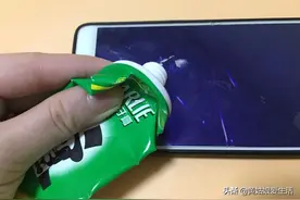 牙膏挤在手机屏幕上，作用真厉害，一年能省不少冤枉钱，快去试试图片